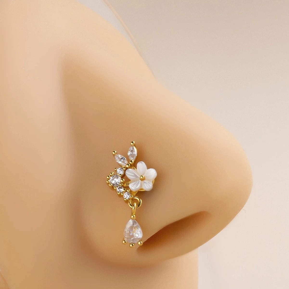 Gold Flower Nose Ring with Dan - Body Jewelry Surgical Steel recension och pris