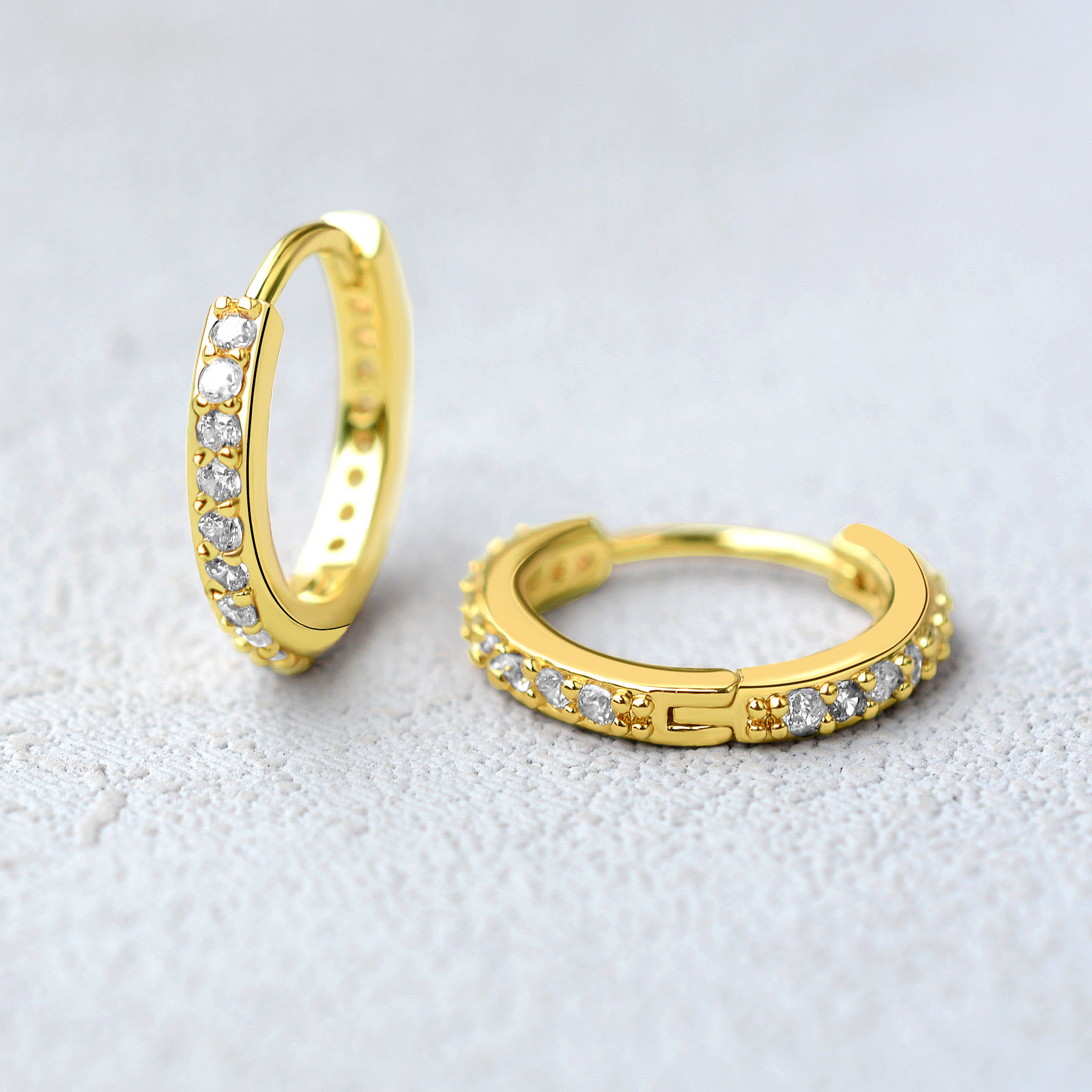 Rainbow CZ Huggies Hoop Earrin - Conch Earring Hoop recension och pris