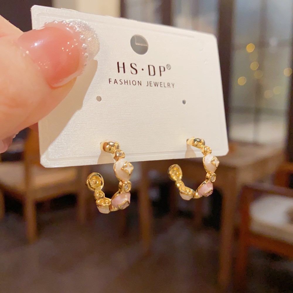 Enameled Floral Cluster Half H - Cluster Stud Ear recension och pris