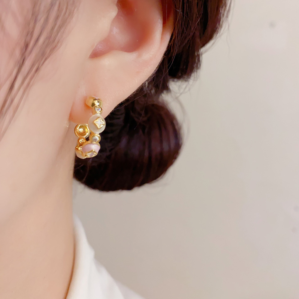 Enameled Floral Cluster Half H - Cluster Stud Ear recension och pris