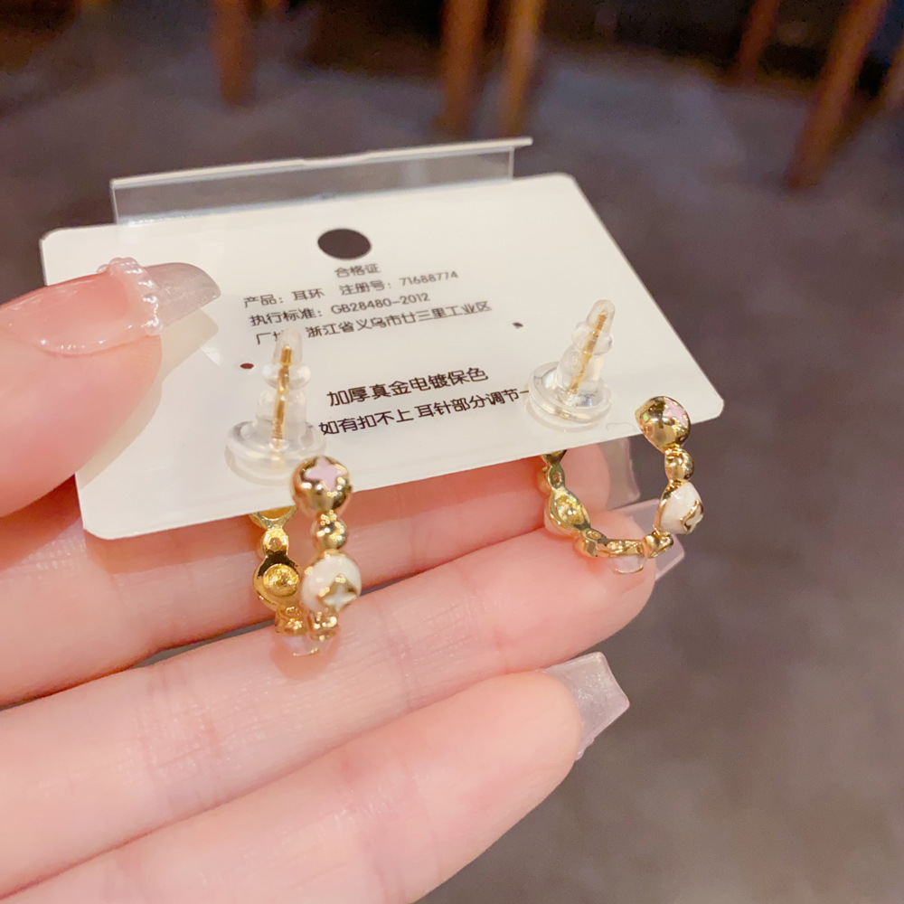 Enameled Floral Cluster Half H - Cluster Stud Ear recension och pris