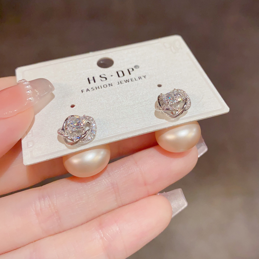 Twisted Sparkling Cluster Ear  - Cluster Stud Ear recension och pris