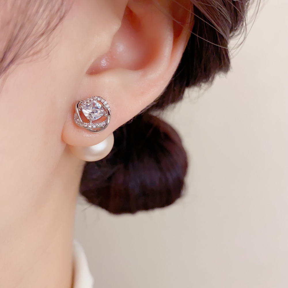 Twisted Sparkling Cluster Ear  - Cluster Stud Ear recension och pris