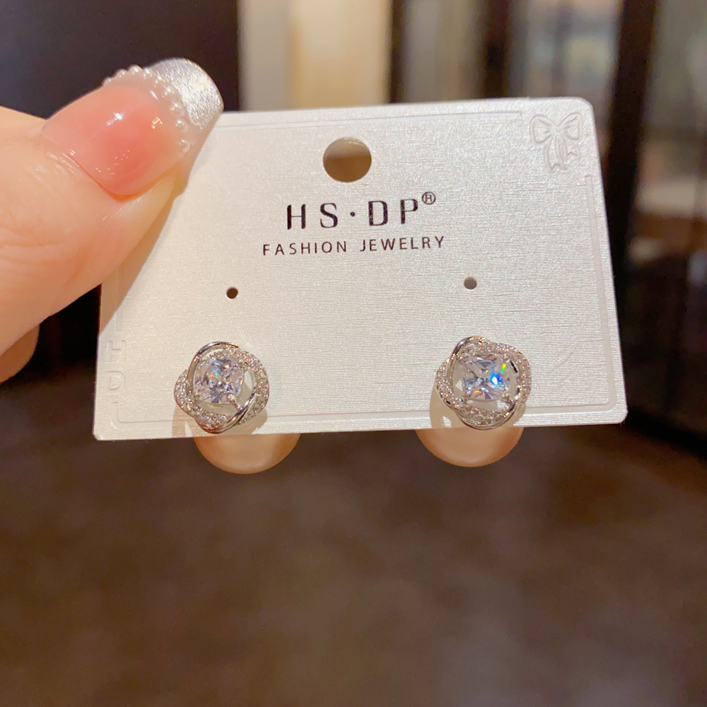 Twisted Sparkling Cluster Ear  - Cluster Stud Ear recension och pris