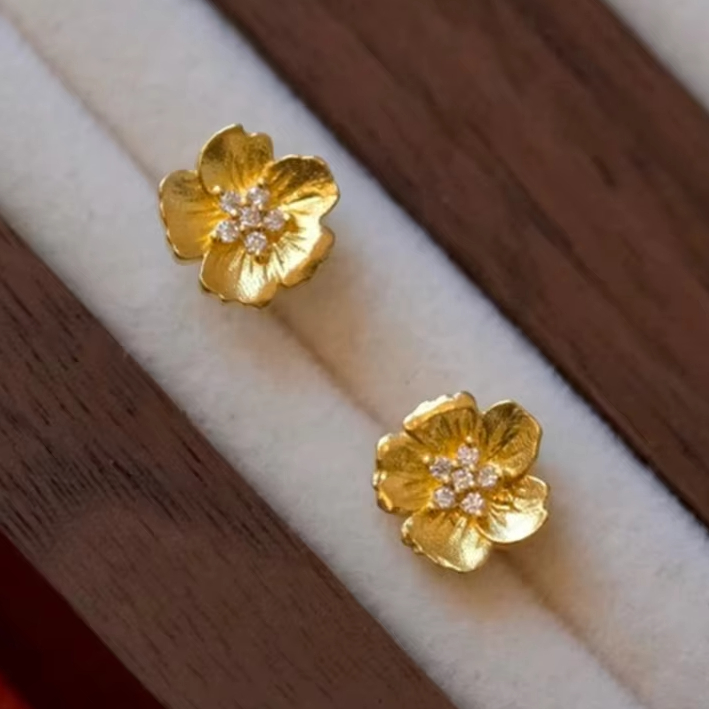 Retro Embossed Flower Stud Ear - Cluster Stud Ear recension och pris