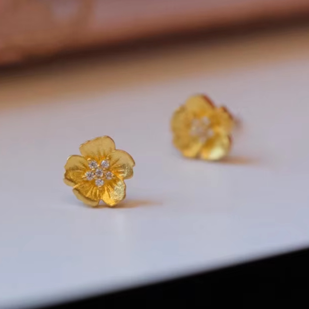 Retro Embossed Flower Stud Ear - Cluster Stud Ear recension och pris