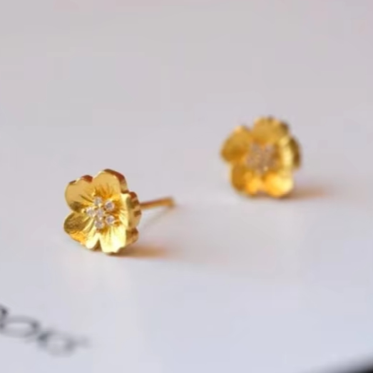 Retro Embossed Flower Stud Ear - Cluster Stud Ear recension och pris